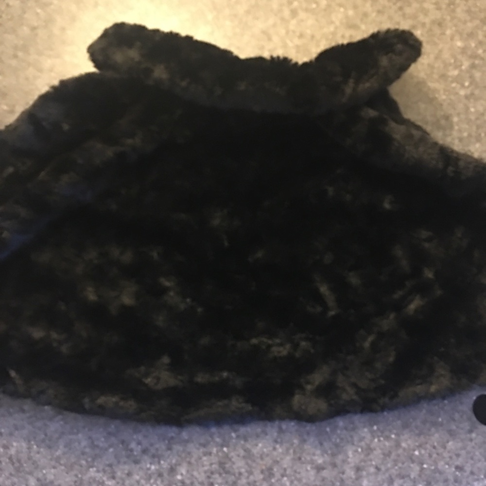 Black cape. - Picture 2 of 2